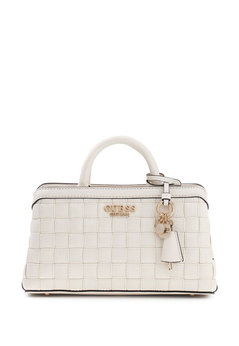 Sac à main matelassé blanc avec une forme structurée, des finitions en or et un petit charm. Présente une bordure noire contrastante et deux poignées supérieures.