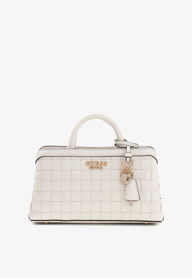 Sac à main matelassé blanc avec une forme structurée, des finitions en or et un petit charm. Présente une bordure noire contrastante et deux poignées supérieures.