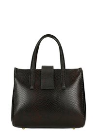 Zwarte gestructureerde leren handtas met een stevige vorm, bovenhandvatten, een rechthoekige klepsluiting en goudkleurige metalen accenten.