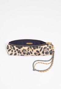 Puzdro na ceruzky s leopardím vzorom, so zlatým zipsom a logom, s námorníckou modrou vnútornou podšívkou a pleteným zápästným popruhom v sivej a oranžovej farbe.