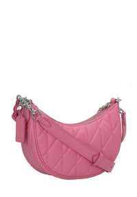 Zsimana roza usnjena torba za ramo s srebrnimi dodatki, zadrgo in nastavljivim trakom; ukrivljena oblika z teksturo v diamantskem vzorcu.