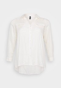 Chemise blanche à boutons avec des rayures dorées, dotée d'un col en V, de deux poches poitrine et de longues manches avec détail de poignet. Texture de tissu douce.
