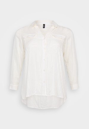 Weißes Hemd mit goldenen Streifen, V-Ausschnitt, zwei Brusttaschen und langen Ärmeln mit Manschettendetails. Weiche Stofftextur.