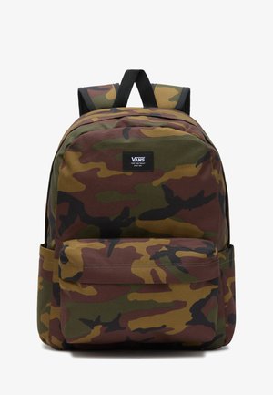Plecak w kamuflażu w odcieniach brązu, zieleni i żółci. Wykonany z trwałego materiału z przednią kieszenią i wyściełanymi ramiączkami.