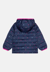 Doudoune marine avec capuche, présentant un motif de cœurs en rose, bleu et crème. Poignets élastiques et un détail rose à l'ourlet.