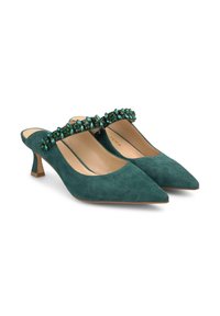 Dei tacchi slingback in suede verde acqua con punte appuntite, adornati da una fascia con gioielli, e caratterizzati da un piccolo tacco angolare per un tocco di design in più.
