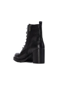 Botas de tobillo de cuero negro con punta redonda, parte delantera con cordones y cremallera lateral, que presentan un tacón grueso y una suela texturizada.