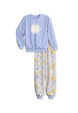 Lichtblauwe lange mouwen sweatshirt met glimlachende zonontwerp gecombineerd met witte broek met zon- en wolkenpatronen in geel, blauw en paars.