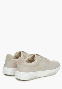 Bežové kožené tenisky s semišovými akcenty, polstrovaným límcem, bílou gumovou podrážkou a perforovanými detaily po stranách. Design se šněrováním.