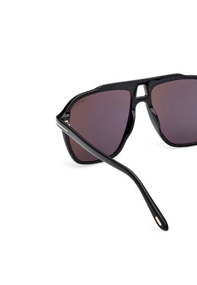 Schwarze Plastiksonnenbrille mit kantigen Rahmen und dunklen Verlaufslinsen. Verfügt über ein dezentes Logo auf der Innenseite und elegante Bügel.