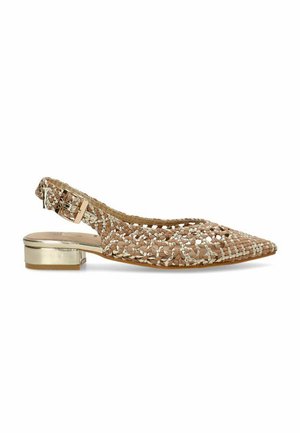 Zapato tipo slingback tejido en beige con tacón cuadrado dorado metalizado. Presenta una punta abierta y una forma puntiaguda, mostrando una textura y detalles intrincados.