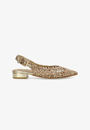 Zapato tipo slingback tejido en beige con tacón cuadrado dorado metalizado. Presenta una punta abierta y una forma puntiaguda, mostrando una textura y detalles intrincados.