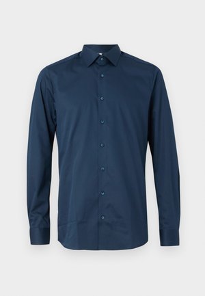 Chemise bleu marine à manches longues et boutons, fabriquée en tissu lisse. Présente un col standard, une patte de boutonnage à l'avant avec des boutons assortis et des manches à poignets.
