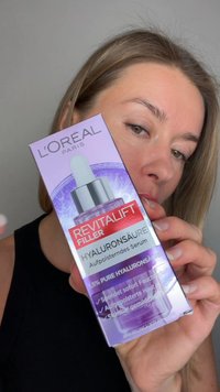 Sérum L'Oréal Revitalift Filler dans une boîte violette avec un design à compte-gouttes, des accents argentés et un texte mettant en avant les ingrédients clés et les bienfaits.