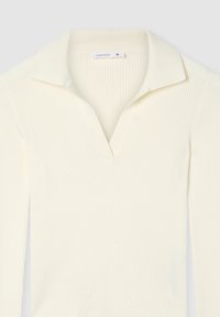 Kremowy, prążkowany sweter z długim rękawem, o dekolcie w kształcie litery V i płaskim kołnierzyku. Metka z napisem "TERRANOVA" oraz rozmiar "S". Miękka tekstura i dopasowany fason.