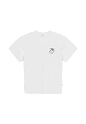 Camiseta blanca de manga corta con un pequeño logo circular en el pecho izquierdo que presenta un árbol y el texto "BLKVIS EST. 2019".