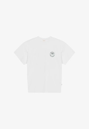 Hvit T-skjorte med korte ermer og en liten rund logo på venstre bryst som viser et tre og teksten "BLKVIS EST. 2019".