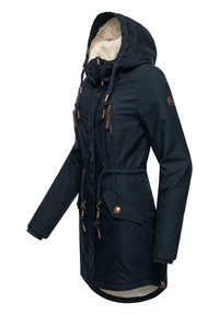 Parka marine foncé avec une doublure en polaire crème douce, des cordons de serrage ajustables, du matériel en bronze et une silhouette longue.
