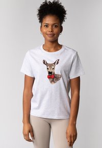 Grijze t-shirt met korte mouwen, featuring een hertenkop met een rode strik, gedetailleerde vacht en witte vlekken op de snuit. Gladde katoenen stof.