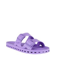 Sandalias de plástico moradas con dos correas de hebilla ajustables, plantilla perforada y suela texturizada con un patrón de zigzag.