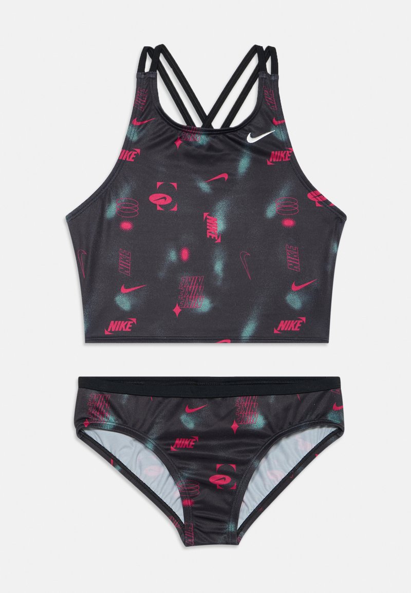 Set bikini nero con top corto con spalline incrociate e loghi Nike rosa, completato da bikini bottom coordinati con grafiche simili.