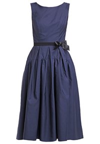 Robe midi bleu marine sans manches avec corsage ajusté, jupe plissée et nœud en satin noir à la taille.