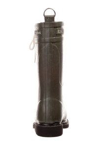 Botte en caoutchouc verte avec une finition texturée, languette circulaire en haut, et une semelle noire contrastante avec des détails de couture blanche.