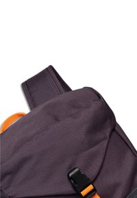 Paarse stoffen rugzakhoek met een oranje accentriem en zwarte gesp, die een gestructureerd ontwerp en textuur laat zien.