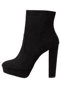 Czarne zamszowe botki na wysokim obcasie za kostkę, z okrągłym noskiem, platformą z przodu i gładką fakturą; posiadają minimalne przeszycia i smukłą sylwetkę.