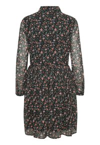 Czarna sukienka w kwiaty z długimi, przezroczystymi rękawami, kołnierzykiem, marszczonym stanem oraz wzorem małych różowych i czerwonych kwiatków na ciemnym tle.