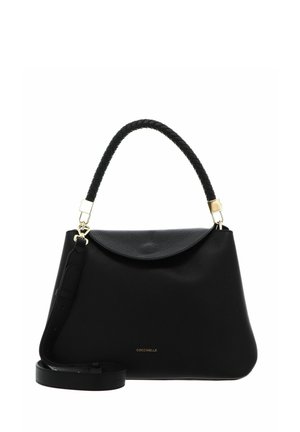 Bolso de mano de cuero negro con asa trenzada, cierre con solapa, correa de hombro desmontable y logo de la marca en dorado en la parte frontal.