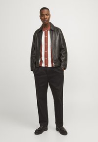Jack & Jones JORNOTO - Shirt - maple syrup/cloud dancer