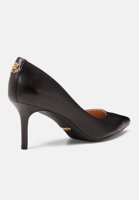 Pump neri in pelle con tacco alto, punta affusolata e accento dorato sul tacco. Texture liscia con una silhouette elegante.