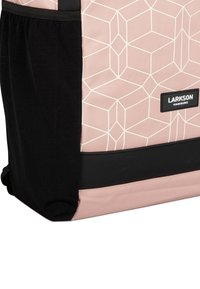 Vaaleanpunainen geometrisesti kuvioitu reppu, jossa on musta verkkomainen sivutasku ja musta pohja. Edessä on Larkson Hamburg -logolappu.