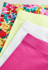 Négy pár leggings: virágmintás piros, rózsaszín, sárga és fehér színben. Puha pamut anyag, elasztikus derékrésszel, különböző élénk színekben.