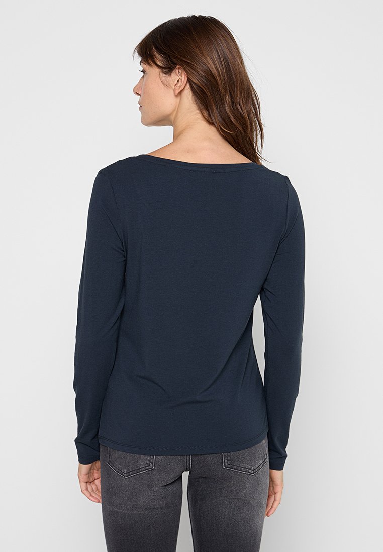 Granatowy t-shirt z długim rękawem wykonany z miękkiej tkaniny, z szerokim dekoltem i dopasowanym fasonem. Widok z tyłu pokazuje czyste wykończenie bez ozdób.
