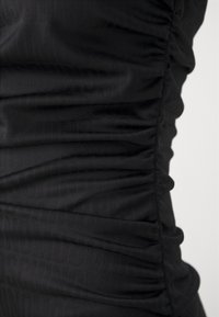 Robe Fourreau Moschino Noire Sans Manches – Taille 44, Col V, Plissée, Moulante, Genou, Occasion Excellent état