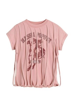 Rosa Kurzarm-T-Shirt mit vertikalen Cut-out-Streifen, mit einem Pferde-Motiv und dem Text "MISHA POPOVA" und "DESIGUAL".