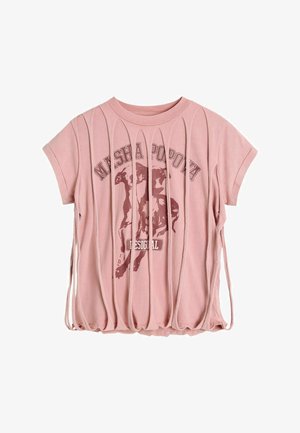 Vaaleanpunainen lyhythihainen T-paita, jossa on pystysuoria leikkauksia, hevosen kuvalla sekä tekstit "MISHA POPOVA" ja "DESIGUAL".