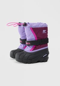 Botas de inverno para crianças em roxo e rosa escuro com solas pretas e correias ajustáveis rotuladas "SOREL," com fechos de cordão.