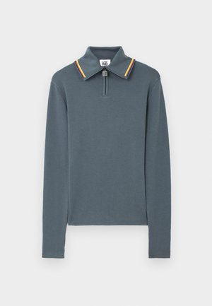 Blauw-grijs poloshirt met lange mouwen en een rits aan de voorkant, voorzien van een kraag met rode en gele streepjesaccenten.