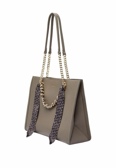 Borsa tote in pelle grigia con due manici a tracolla, un dettaglio a catena dorata e una sciarpa decorativa con motivo sul davanti.