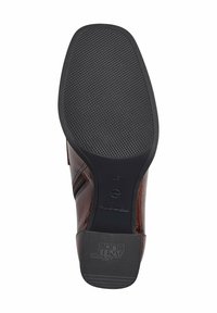 Botte en cuir marron avec une finition brillante, semelle extérieure en caoutchouc dotée d'une prise texturée et d'un logo, détail de fermeture éclair latérale, et design à bout pointu.