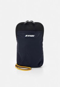 Marineblå nylonpose med svart glidelåstop, med K-WAY-logo og flette gul stropp for bæring. Glatt tekstur, kompakt form.