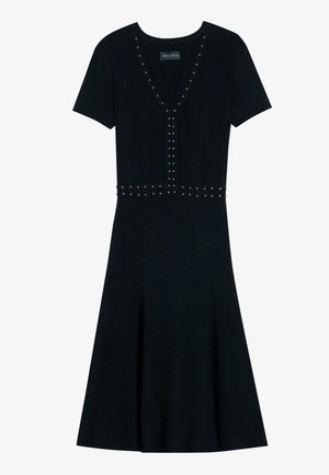 Črna obleka iz pletenine z V-izrezom, kratkimi rokavi in okrasnimi elementi na telesu in pasu, ki se na robovih razširi.