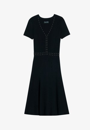 Črna obleka iz pletenine z V-izrezom, kratkimi rokavi in okrasnimi elementi na telesu in pasu, ki se na robovih razširi.