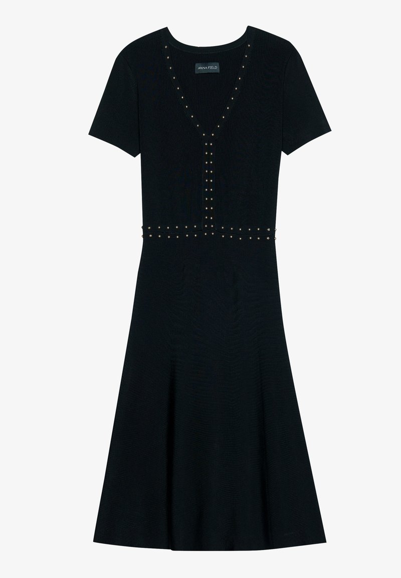 Czarna sukienka z dzianiny, z dekoltem w kształcie V, krótkimi rękawami i szpikowanymi akcentami wzdłuż gorsetu i talii, rozszerzająca się na dole.