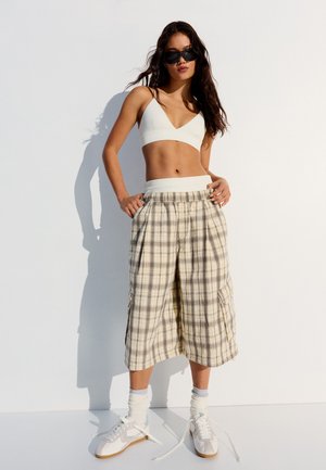 Bershka, ELASTICATED WAISTBAND - CARGO SHORTS - Shorts - sand