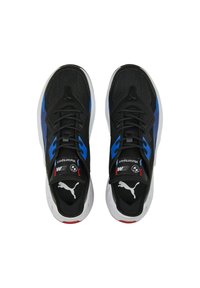 Baskets de sport noires avec une tige en mesh, accents bleus et semelle blanche. Dotées de lacets et d'un détail logo sur la languette et sur le côté.