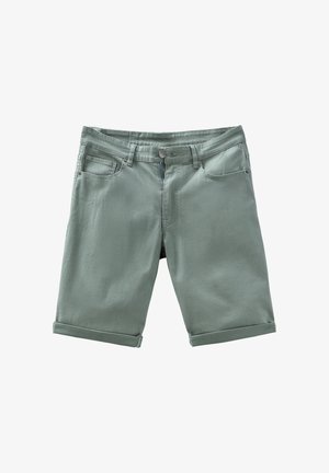 Grüne Denim-Shorts mit vorderer Knopfleiste und Reißverschluss, Gürtelschlaufen, umgeschlagenem Saum und Fünf-Taschen-Design auf weißem Hintergrund.